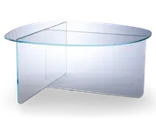 Et moderne sofabord lavet helt af klart glas, med et unikt design bestående af en oval bordplade og to krydsende lodrette glasplader som base. Kanterne er glatte og afrundede, hvilket giver bordet et elegant og minimalistisk udtryk. Den gennemsigtige konstruktion skaber et let og luftigt look, der passer godt til moderne indretning.
