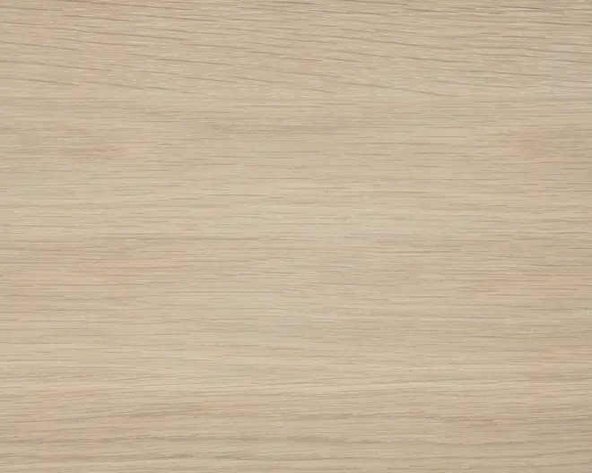 Lys egetræsoverflade med en glat finish og diskrete horisontale årer. Farven er naturlig, lys beige med lette tonevariationer, hvilket giver et rent og moderne udtryk.