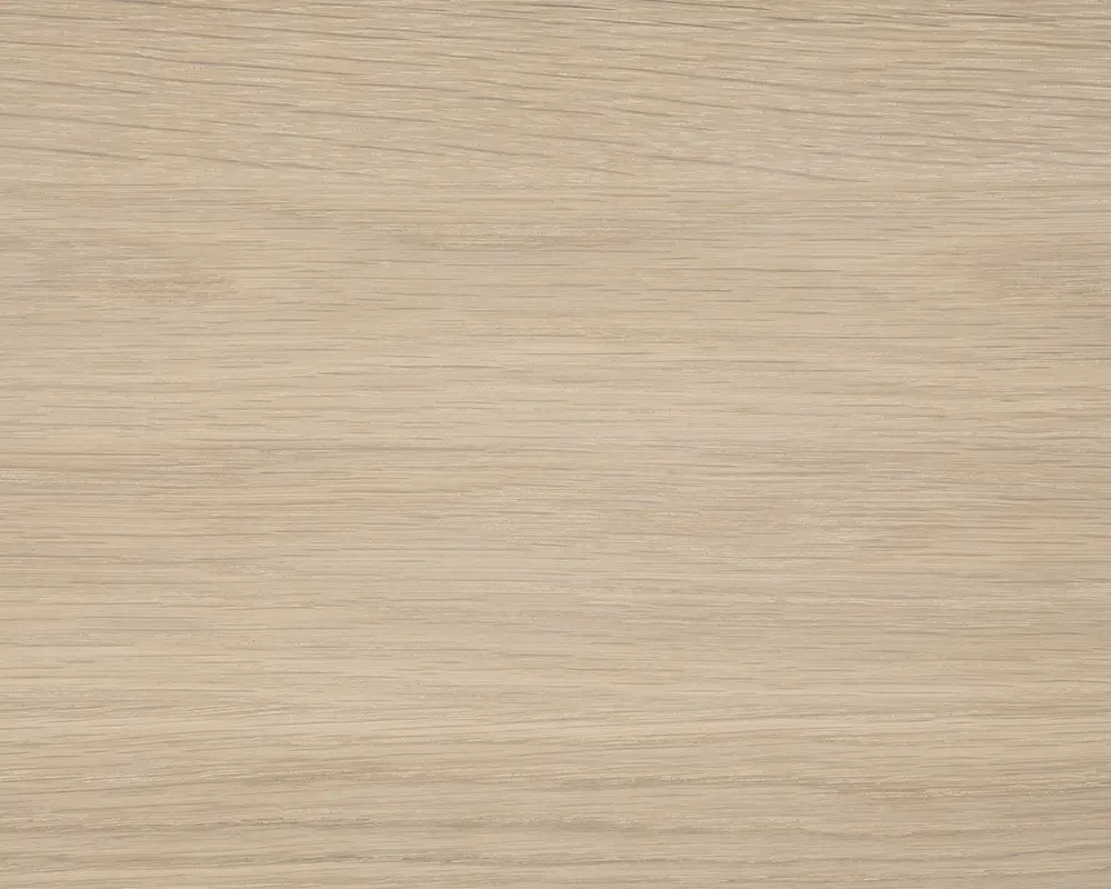 Lys egetræsoverflade med en glat finish og diskrete horisontale årer. Farven er naturlig, lys beige med lette tonevariationer, hvilket giver et rent og moderne udtryk.