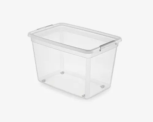 Gennemsigtig, rektangulær plastbeholder med hvid kant og forstærkede hjørner. Beholderen har en glat overflade og er transparent, så indholdet kan ses. Den har en solid konstruktion med let hævede fødder i bunden for stabilitet. Kanten har en rille, der gør det muligt at stable eller fastgøre et låg sikkert.