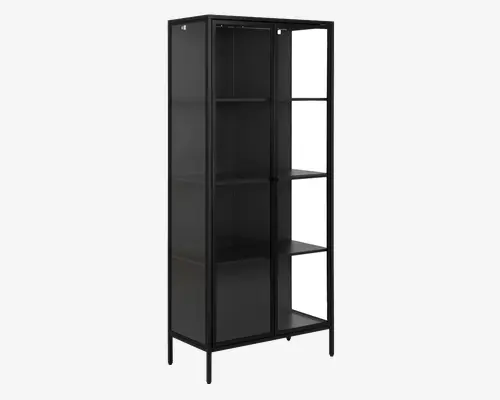 Høj, rektangulær vitrineskab med sort metalramme og glaspaneler på front og sider. Har tre rummelige hylder til opbevaring eller udstilling, samt en hængslet glasdør for nem adgang. Designet er minimalistisk og moderne, velegnet til at fremvise genstande og beskytte dem mod støv.