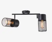 Moderne loftlampe med to justerbare cylindriske lamper, hver med en sort metalnet-skærm, der gør pærerne synlige. Lampen har en mat sort finish og et rundt loftbeslag, hvilket giver et industrielt og moderne udtryk.