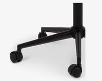 Nærbillede af den nederste del af en stol, der viser en robust sort metalbase med tre ben, der strækker sig udad, hver med en glat, rullende hjul. Overfladen er mat sort, og designet er moderne og minimalistisk, velegnet til kontor- eller hjemmebrug.