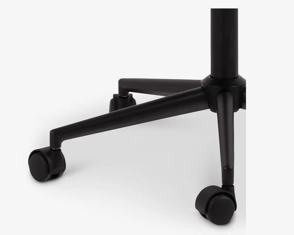 Nærbillede af den nederste del af en stol, der viser en robust sort metalbase med tre ben, der strækker sig udad, hver med en glat, rullende hjul. Overfladen er mat sort, og designet er moderne og minimalistisk, velegnet til kontor- eller hjemmebrug.