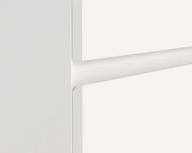 Nærbillede af en hvid ramme med glat finish, hvor en vandret stang krydser en lodret sektion. Overgangen mellem stangen og rammen er sømløs og afrundet, hvilket indikerer en solid og veludført konstruktion. Overfladen fremstår mat og ren.