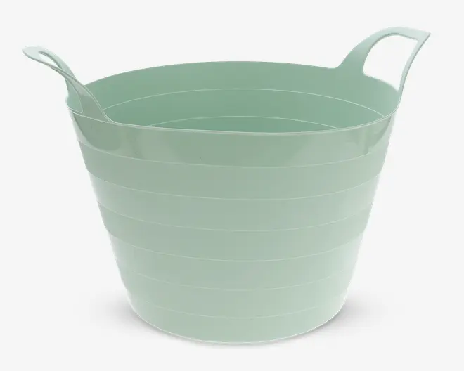 Lys grøn fleksibel plastbalje med rund form og to integrerede håndtag på modsatte sider for nem transport. Baljen har en glat, let blank overflade med vandrette riller, der giver ekstra styrke og greb. Velegnet til forskellige formål i hjemmet eller haven.