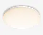 Rund loftarmatur med en glat, hvid mat skærm, der spreder lyset jævnt. Designet er minimalistisk og monteres tæt på loftet, hvilket gør det velegnet til moderne indretning. Armaturet har en slank profil og giver blød, omgivende belysning.