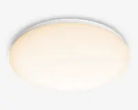 Rund loftarmatur med en glat, hvid mat skærm, der spreder lyset jævnt. Designet er minimalistisk og monteres tæt på loftet, hvilket gør det velegnet til moderne indretning. Armaturet har en slank profil og giver blød, omgivende belysning.