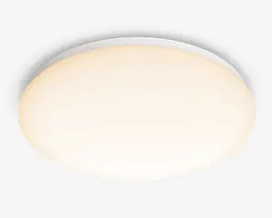 Rund loftarmatur med en glat, hvid mat skærm, der spreder lyset jævnt. Designet er minimalistisk og monteres tæt på loftet, hvilket gør det velegnet til moderne indretning. Armaturet har en slank profil og giver blød, omgivende belysning.