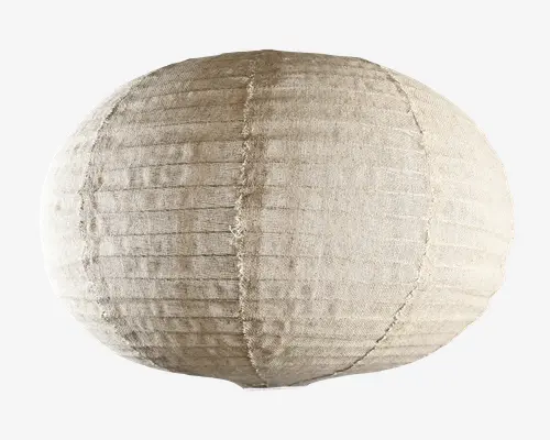 Rund, tekstureret lampeskærm lavet af naturfarvet beige stof. Overfladen har synlige lodrette syninger, der opdeler skærmen i paneler, og stoffet har en let grov, vævet struktur. Den neutrale farve og det organiske udtryk giver et minimalistisk og rustikt look.