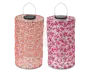 To cylindriske lanterner med metalhåndtag og solpaneler på toppen. Den venstre lanterne har et orange og hvidt bladmønster, mens den højre har et pink og hvidt blomstermønster. Begge lanterner har perforerede overflader, der lader lyset skinne igennem de dekorative mønstre.