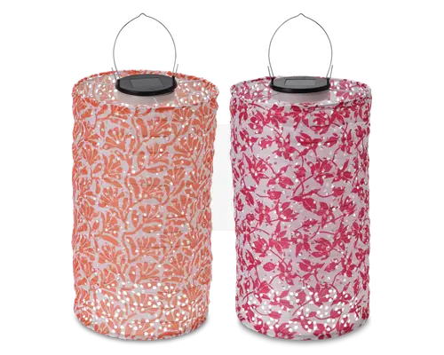 To cylindriske lanterner med metalhåndtag og solpaneler på toppen. Den venstre lanterne har et orange og hvidt bladmønster, mens den højre har et pink og hvidt blomstermønster. Begge lanterner har perforerede overflader, der lader lyset skinne igennem de dekorative mønstre.