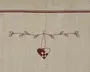 Beige linnedlignende stof med en tynd dobbelt bordeaux stribe nær toppen og en fin bordeaux ranke med små blade på tværs af midten. En lille hængende hjertepynt med patchwork-lignende bordeaux og cremefarvet mønster er placeret centreret under ranken.