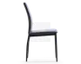 Sideprofil af en moderne stol med slankt, let buet ryglæn og polstret sæde for komfort. Stolen har et minimalistisk design med lige, slanke ben og er betrukket med et glat, mørkt materiale. Det samlede udtryk er elegant og nutidigt, velegnet til spise- eller kontormiljøer.