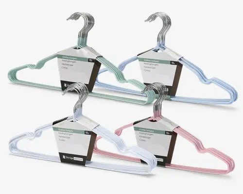 Sæt med fire pakker plastik tøjhængere, hver pakke indeholder ti hængere. Hængerne fås i pastelfarver: mintgrøn, lyseblå, hvid og lyserød. Hver hænger har et slankt, let design med en rundet krog og indhak på skuldrene til at holde stropper. Emballagen er enkel med en papomslag omkring halsen på hver pakke, hvor produktinformation vises.