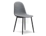 Stol med let buet, polstret sæde og ryglæn betrukket med lysegråt stof. Stolen har slanke, sorte metalben, der er let skråtstillede for stabilitet. Designet er minimalistisk og moderne med glatte kanter og en komfortabel, ergonomisk form.