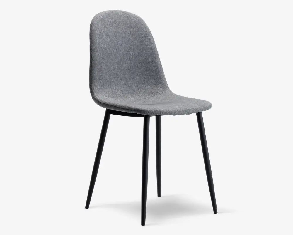 Stol med let buet, polstret sæde og ryglæn betrukket med lysegråt stof. Stolen har slanke, sorte metalben, der er let skråtstillede for stabilitet. Designet er minimalistisk og moderne med glatte kanter og en komfortabel, ergonomisk form.