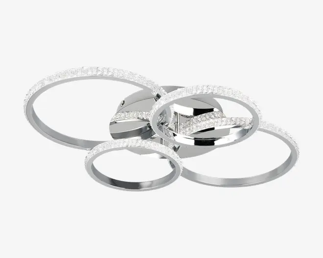 Moderne loftlampe med fire sammenflettede cirkulære ringe i poleret kromfinish. Hver ring er besat med klare krystaller, der giver en funklende og elegant effekt, når lampen er tændt. Lampen har et slankt, nutidigt design, der passer til stilfulde indretninger.