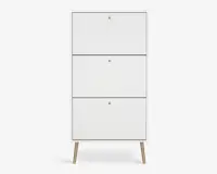 Høj, rektangulær skab med minimalistisk design, bestående af tre store, flade frontpaneler, hver med en lille rund knop i midten. Skabet er mat hvidt og står på fire skråtstillede ben i lyst træ, hvilket giver et moderne og rent udtryk.