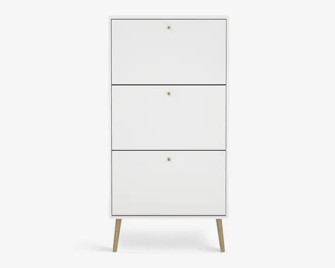 Høj, rektangulær skab med minimalistisk design, bestående af tre store, flade frontpaneler, hver med en lille rund knop i midten. Skabet er mat hvidt og står på fire skråtstillede ben i lyst træ, hvilket giver et moderne og rent udtryk.