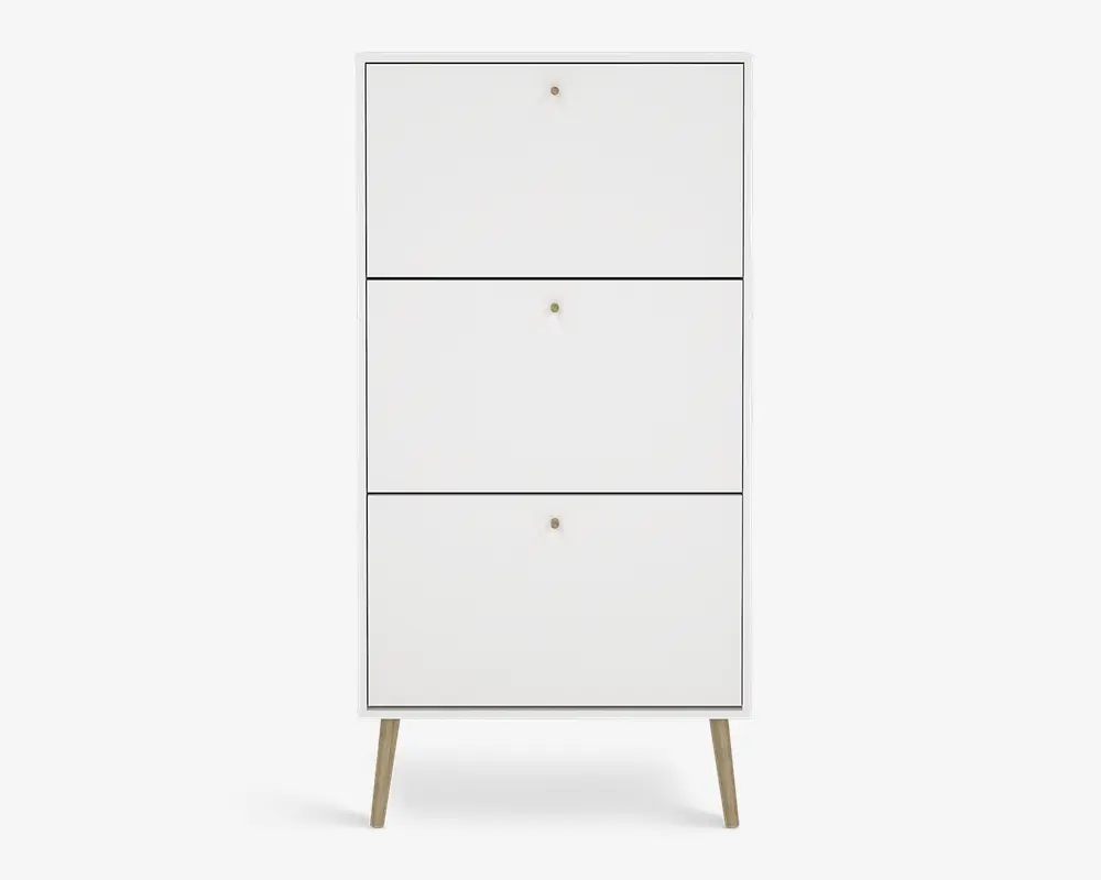 Høj, rektangulær skab med minimalistisk design, bestående af tre store, flade frontpaneler, hver med en lille rund knop i midten. Skabet er mat hvidt og står på fire skråtstillede ben i lyst træ, hvilket giver et moderne og rent udtryk.