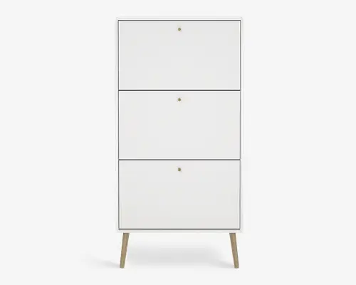 Høj, rektangulær skab med minimalistisk design, bestående af tre store, flade frontpaneler, hver med en lille rund knop i midten. Skabet er mat hvidt og står på fire skråtstillede ben i lyst træ, hvilket giver et moderne og rent udtryk.
