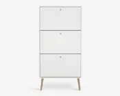 Høj, rektangulær skab med minimalistisk design, bestående af tre store, flade frontpaneler, hver med en lille rund knop i midten. Skabet er mat hvidt og står på fire skråtstillede ben i lyst træ, hvilket giver et moderne og rent udtryk.