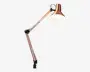 Justerbar skrivebordslampe med metallisk kobberfinish. Lampen har en konisk lampeskærm og to ledede arme forbundet med sorte metalbeslag, hvilket giver fleksibel placering. Lampen har en klemmefod, så den kan fastgøres sikkert til kanten af et bord eller skrivebord.