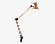 Justerbar skrivebordslampe med metallisk kobberfinish. Lampen har en konisk lampeskærm og to ledede arme forbundet med sorte metalbeslag, hvilket giver fleksibel placering. Lampen har en klemmefod, så den kan fastgøres sikkert til kanten af et bord eller skrivebord.