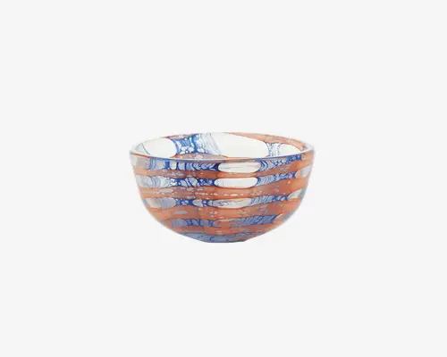 En rund glasskål med et unikt mønster af skiftende blå og orange bølgede striber samt hvide ovale detaljer. Skålen har en glat, blank overflade og en let udadgående kant. Det detaljerede design giver skålen et moderne og kunstnerisk udtryk, velegnet til både dekoration og servering.