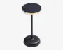 En moderne, sort bordlampe med rund fod og en slank, lodret stang. Lampen har en cirkulær top med solpaneloverflade, en gennemsigtig ring under toppen for blødt lys og en touch-tænd/sluk-knap på foden. Designet er stilrent og minimalistisk, velegnet til moderne indretning.