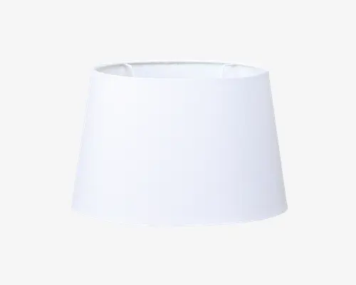 En enkel, hvid lampeskærm med tromleform og let konisk design. Lampeskærmen har en glat stofoverflade og et rent, minimalistisk udtryk. Den øverste åbning er mindre end den nederste, hvilket giver en jævn lysspredning. Den indvendige ramme er synlig øverst og er designet til at sidde sikkert på en lampesokkel.
