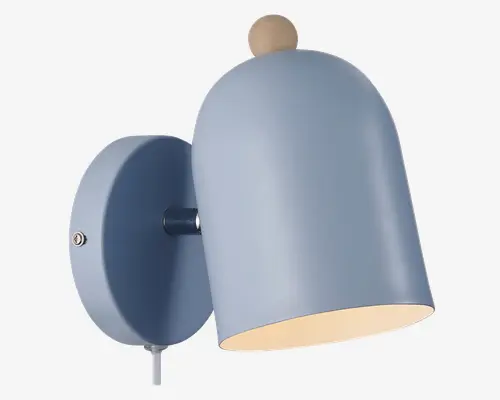 Væghængt lampe med en mat lyseblå metalskærm i en afrundet, klokkeformet stil. Lampen har en træknop på toppen og en rund vægplade i samme blå farve. Skærmens inderside er hvid for optimal lysrefleksion. Designet er minimalistisk og moderne, velegnet til nutidige indretninger.