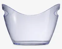 Klar, ovalformet beholder lavet af gennemsigtig plast med en glat overflade. Siderne buer udad og er højere i begge ender, hvor der er integrerede håndtag for nem transport. Bunden er flad og stabil, velegnet til opbevaring af for eksempel flasker eller is.