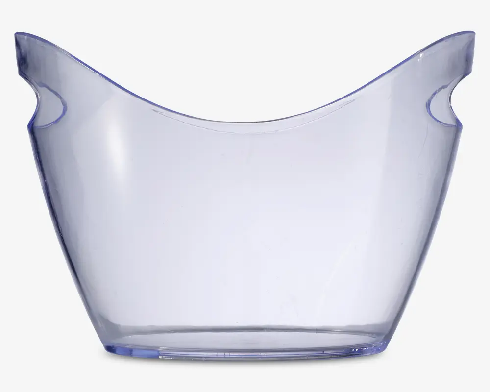 Klar, ovalformet beholder lavet af gennemsigtig plast med en glat overflade. Siderne buer udad og er højere i begge ender, hvor der er integrerede håndtag for nem transport. Bunden er flad og stabil, velegnet til opbevaring af for eksempel flasker eller is.