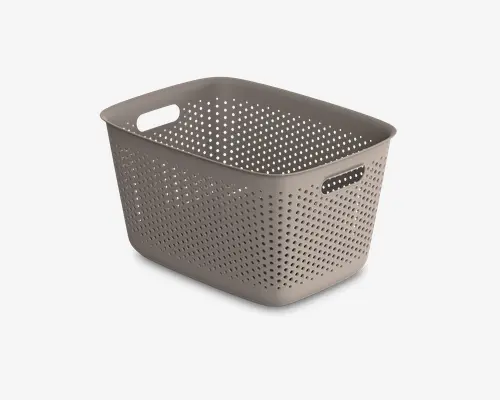 Rektangulær, lysegrå plastikkurv med afrundede hjørner og perforerede sider for ventilation. Har to indbyggede håndtag på modsatte sider for nem transport. Kurven har en glat, mat overflade og en solid konstruktion, velegnet til opbevaring af forskellige genstande.