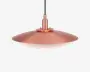 En moderne pendellampe med en bred, flad og cirkulær skærm i metallisk kobberfinish. Skærmen har en glat overflade og skråner let nedad, med en hvid diffuser i bunden for blød og jævn lysfordeling. Lampen hænger i en sort ledning og har et stilrent, minimalistisk design, der passer til moderne indretning.