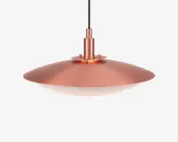En moderne pendellampe med en bred, flad og cirkulær skærm i metallisk kobberfinish. Skærmen har en glat overflade og skråner let nedad, med en hvid diffuser i bunden for blød og jævn lysfordeling. Lampen hænger i en sort ledning og har et stilrent, minimalistisk design, der passer til moderne indretning.