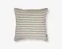 Firkantet pude med et mønster af jævnt fordelte, vandrette striber i beige og hvid. Kanterne er afsluttet med en diskret piping, som giver et pænt og velordnet udtryk. Stoffet ser glat og tæt vævet ud, hvilket gør puden velegnet både som dekoration og til daglig brug.