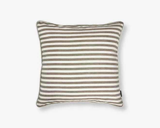 Firkantet pude med et mønster af jævnt fordelte, vandrette striber i beige og hvid. Kanterne er afsluttet med en diskret piping, som giver et pænt og velordnet udtryk. Stoffet ser glat og tæt vævet ud, hvilket gør puden velegnet både som dekoration og til daglig brug.