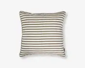 Firkantet pude med et mønster af jævnt fordelte, vandrette striber i beige og hvid. Kanterne er afsluttet med en diskret piping, som giver et pænt og velordnet udtryk. Stoffet ser glat og tæt vævet ud, hvilket gør puden velegnet både som dekoration og til daglig brug.