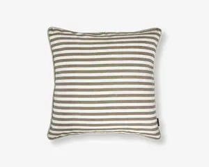 Firkantet pude med et mønster af jævnt fordelte, vandrette striber i beige og hvid. Kanterne er afsluttet med en diskret piping, som giver et pænt og velordnet udtryk. Stoffet ser glat og tæt vævet ud, hvilket gør puden velegnet både som dekoration og til daglig brug.