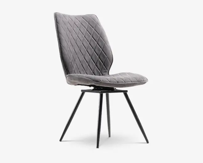 Grå polstret stol med diamantquiltet syning, høj let buet ryglæn, polstret sæde og slanke sorte metalben.