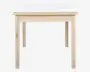 Rektangulært bord med hvid bordplade og stel samt ben i lyst træ. Designet er minimalistisk med rene linjer, og benene er lige og robuste. Bordet har en glat overflade, og træets naturlige årer er synlige på ben og stel.