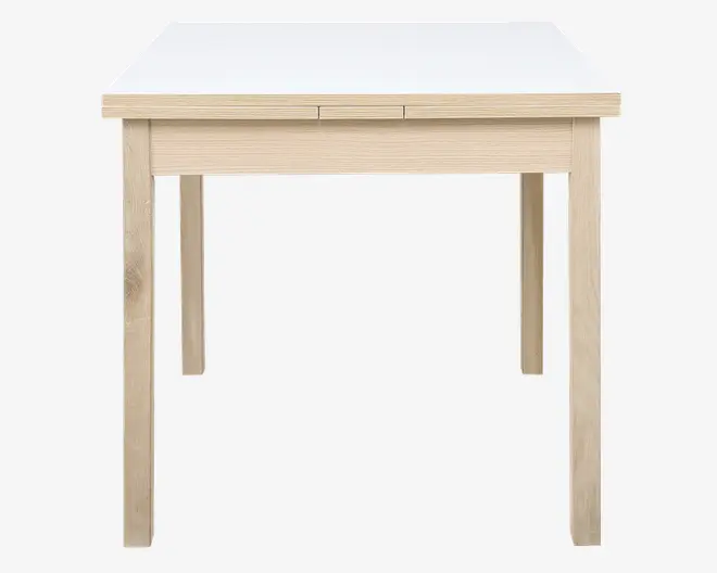 Rektangulært bord med hvid bordplade og stel samt ben i lyst træ. Designet er minimalistisk med rene linjer, og benene er lige og robuste. Bordet har en glat overflade, og træets naturlige årer er synlige på ben og stel.