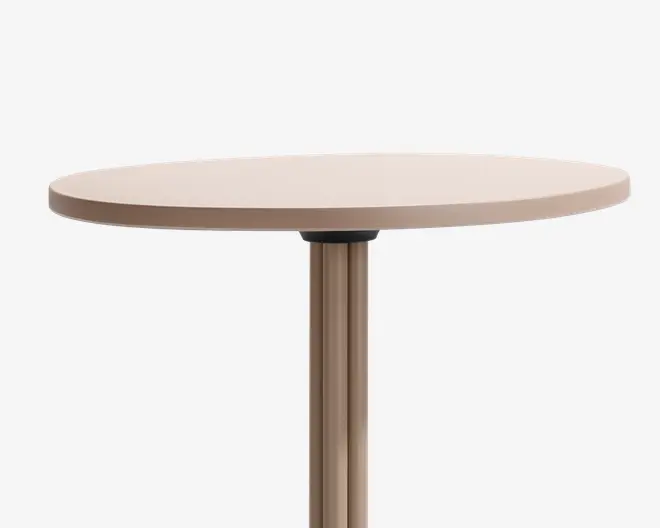 Rund bordplade med en glat, mat beige overflade, understøttet af et enkelt cylindrisk metalben i samme beige farve. Bordet har et minimalistisk design med rene kanter og en solid central støtte.