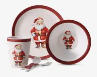 Et festligt spisesæt bestående af tallerken, skål, kop, ske og gaffel, alle dekoreret med en glad julemand. Produkterne er primært hvide med en mørkerød kant, og julemandsmotivet går igen på alle dele, hvor han er iført klassisk rød dragt med hvid kant, sorte støvler og bælte med guldspænde.
