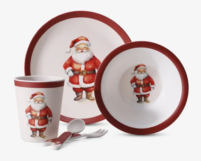Et festligt spisesæt bestående af tallerken, skål, kop, ske og gaffel, alle dekoreret med en glad julemand. Produkterne er primært hvide med en mørkerød kant, og julemandsmotivet går igen på alle dele, hvor han er iført klassisk rød dragt med hvid kant, sorte støvler og bælte med guldspænde.