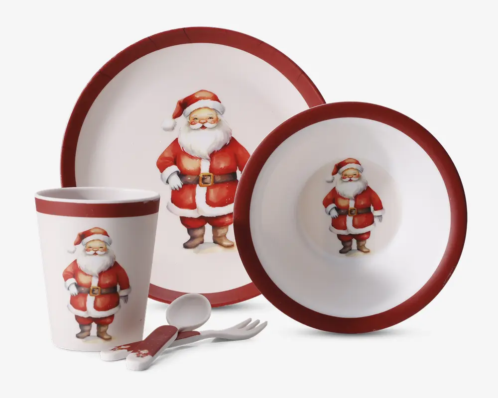 Et festligt spisesæt bestående af tallerken, skål, kop, ske og gaffel, alle dekoreret med en glad julemand. Produkterne er primært hvide med en mørkerød kant, og julemandsmotivet går igen på alle dele, hvor han er iført klassisk rød dragt med hvid kant, sorte støvler og bælte med guldspænde.