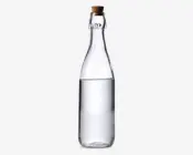 Klar glasflaske med en høj, smal hals og en prop af kork. Flasken er fyldt med en gennemsigtig væske op til cirka tre fjerdedele af dens højde. Glasset er glat og uden dekoration, hvilket giver flasken et minimalistisk og elegant udseende.